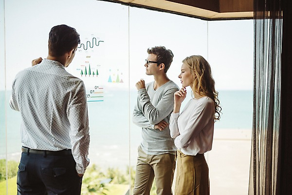 포토 JPG 서양인 응시 여자 남자 회사 창문 태국 회의 그래프 실내 서기 상반신 20대 성인 옆모습 뒷모습 세명 비즈니스라이프 자료 직장인 비즈니스맨 비즈니스우먼 동료 회의실 성인만 국내포토 외국인 직업 라이프스타일 시선 아시아 뷰포인트 비즈니스 관계 모션 사람 청년 내부 파일형식