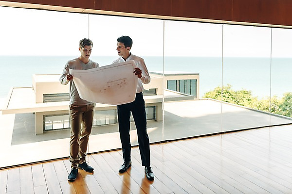 포토 JPG 서양인 응시 남자 건축 회사 창문 태국 회의 실내 서기 들기 상반신 20대 성인 두명 앞모습 아웃포커스 비즈니스라이프 설계도 직장인 비즈니스맨 동료 회의실 성인남자만 국내포토 외국인 직업 라이프스타일 시선 아시아 뷰포인트 비즈니스 관계 모션 건설업 촬영기법 사람 청년 내부 남자만 성인만 파일형식