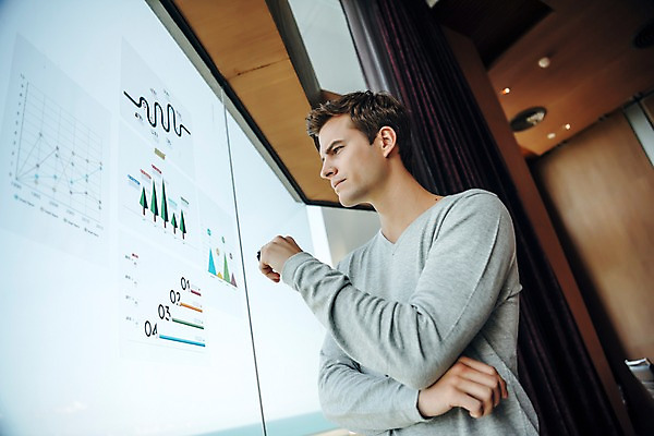 포토 JPG 서양인 응시 남자 로우앵글 회사 창문 태국 그래프 실내 한명 서기 들기 상반신 20대 성인 옆모습 아웃포커스 비즈니스라이프 펜 자료 직장인 비즈니스맨 성인남자한명만 국내포토 외국인 직업 1 라이프스타일 시선 아시아 뷰포인트 비즈니스 모션 촬영기법 사람 청년 내부 필기구 남자한명만 성인남자만 파일형식