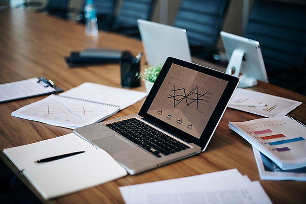 포토 JPG 회사 그래프 실내 사람없음 아웃포커스 노트북 펜 다이어리 자료 문서 국내포토 비즈니스 촬영기법 내부 전자제품 필기구 사무용품 파일형식