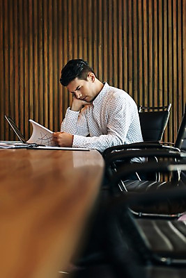 포토 JPG 서양인 응시 남자 의자 회사 실내 한명 앉기 상반신 20대 성인 옆모습 아웃포커스 비즈니스라이프 노트북 턱괴기 직장인 비즈니스맨 책상 회의실 고민 문서 성인남자한명만 국내포토 외국인 직업 1 라이프스타일 시선 감정 뷰포인트 가구 비즈니스 모션 촬영기법 사람 청년 내부 전자제품 남자한명만 성인남자만 파일형식