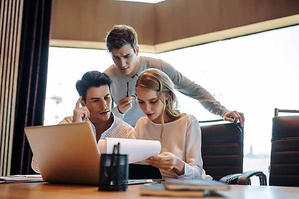 포토 JPG 서양인 응시 여자 남자 의자 회사 회의 직장 실내 서기 앉기 상반신 20대 성인 앞모습 아웃포커스 세명 비즈니스라이프 노트북 직장인 비즈니스맨 비즈니스우먼 책상 동료 회의실 문서 성인만 국내포토 외국인 직업 라이프스타일 시선 뷰포인트 가구 비즈니스 관계 모션 촬영기법 사람 청년 내부 전자제품 파일형식