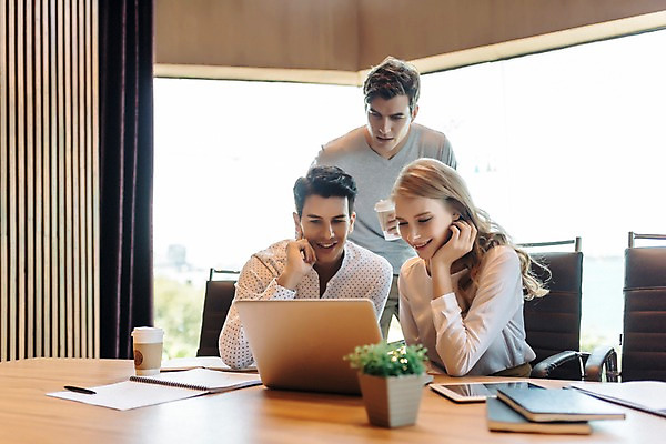 포토 JPG 서양인 응시 여자 남자 화분 의자 회사 회의 직장 실내 서기 미소 들기 앉기 상반신 20대 성인 앞모습 아웃포커스 세명 비즈니스라이프 노트북 사무실 직장인 비즈니스맨 비즈니스우먼 커피잔 책상 동료 회의실 문서 성인만 국내포토 외국인 직업 라이프스타일 시선 커피 뷰포인트 가구 비즈니스 관계 모션 잔 촬영기법 표정 사람 청년 내부 전자제품 파일형식