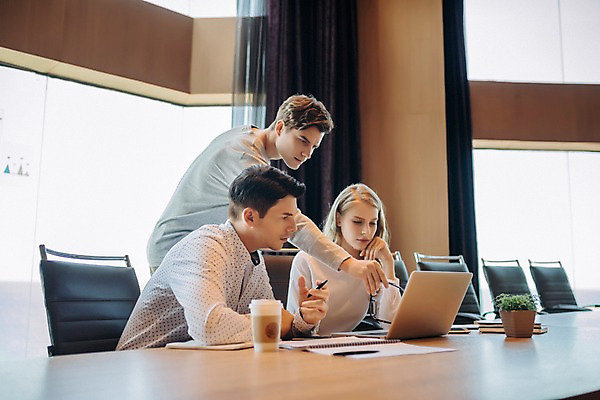포토 JPG 서양인 응시 여자 남자 화분 안경 의자 회사 회의 직장 실내 서기 들기 앉기 상반신 20대 성인 앞모습 옆모습 아웃포커스 세명 비즈니스라이프 노트북 가리킴 직장인 비즈니스맨 비즈니스우먼 커피잔 책상 동료 회의실 문서 성인만 국내포토 외국인 직업 라이프스타일 시선 잡화 커피 뷰포인트 가구 비즈니스 관계 모션 잔 촬영기법 사람 손짓 청년 내부 전자제품 파일형식