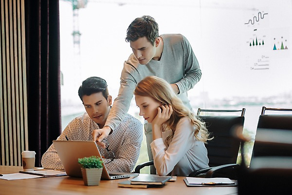 포토 JPG 서양인 응시 여자 남자 화분 안경 의자 회사 회의 그래프 직장 실내 서기 들기 앉기 상반신 20대 성인 앞모습 옆모습 아웃포커스 세명 비즈니스라이프 노트북 직장인 비즈니스맨 비즈니스우먼 커피잔 책상 동료 회의실 문서 성인만 국내포토 외국인 직업 라이프스타일 시선 잡화 커피 뷰포인트 가구 비즈니스 관계 모션 잔 촬영기법 사람 청년 내부 전자제품 파일형식