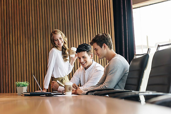 포토 JPG 서양인 응시 여자 남자 화분 의자 회사 회의 직장 실내 미소 들기 앉기 상반신 20대 성인 옆모습 아웃포커스 세명 비즈니스라이프 노트북 직장인 비즈니스맨 비즈니스우먼 커피잔 책상 동료 회의실 성인만 국내포토 외국인 직업 라이프스타일 시선 커피 뷰포인트 가구 비즈니스 관계 모션 잔 촬영기법 표정 사람 청년 내부 전자제품 파일형식