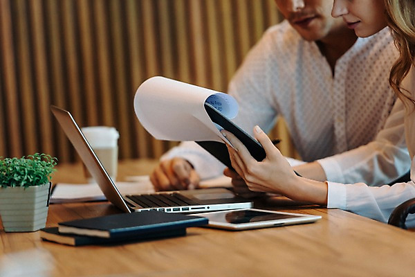 포토 JPG 서양인 응시 여자 남자 화분 회사 회의 직장 실내 들기 앉기 상반신 20대 성인 두명 옆모습 아웃포커스 비즈니스라이프 노트북 다이어리 직장인 비즈니스맨 책상 동료 회의실 문서 성인만 국내포토 외국인 직업 라이프스타일 시선 뷰포인트 가구 비즈니스 관계 모션 촬영기법 사람 청년 내부 전자제품 사무용품 파일형식