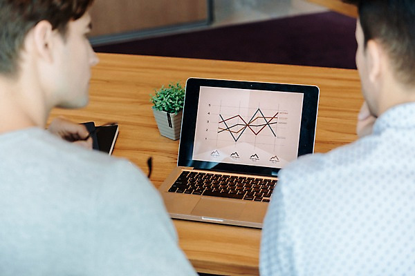 포토 JPG 서양인 응시 남자 화분 회사 회의 그래프 직장 실내 앉기 상반신 20대 성인 두명 뒷모습 아웃포커스 비즈니스라이프 노트북 직장인 비즈니스맨 책상 동료 회의실 성인남자만 국내포토 외국인 직업 라이프스타일 시선 뷰포인트 가구 비즈니스 관계 모션 촬영기법 사람 청년 내부 전자제품 남자만 성인만 파일형식