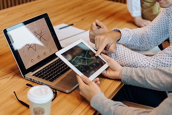 포토 JPG 서양인 손 남자 안경 회사 회의 그래프 직장 실내 들기 앉기 상반신 20대 성인 옆모습 아웃포커스 신체부위 컵 세명 비즈니스라이프 노트북 태블릿 가리킴 직장인 비즈니스맨 책상 동료 회의실 팔 성인남자만 국내포토 외국인 직업 라이프스타일 식기 잡화 뷰포인트 가구 비즈니스 관계 모션 촬영기법 사람 손짓 청년 내부 전자제품 스마트기기 남자만 성인만 파일형식