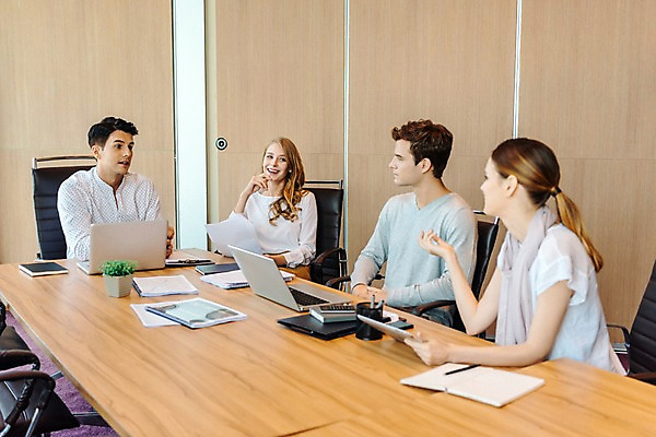 포토 JPG 서양인 응시 여자 남자 화분 의자 회사 회의 직장 실내 미소 앉기 여러명 상반신 20대 성인 앞모습 옆모습 아웃포커스 비즈니스라이프 노트북 직장인 비즈니스맨 비즈니스우먼 책상 동료 회의실 리더 문서 성인만 팀장 국내포토 외국인 직업 라이프스타일 시선 뷰포인트 가구 다수 비즈니스 관계 모션 촬영기법 표정 사람 청년 내부 전자제품 파일형식