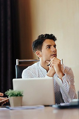 포토 JPG 서양인 응시 남자 화분 의자 회사 회의 직장 실내 한명 앉기 상반신 20대 성인 앞모습 비즈니스라이프 노트북 턱괴기 직장인 비즈니스맨 책상 회의실 문서 성인남자한명만 국내포토 외국인 직업 1 라이프스타일 시선 뷰포인트 가구 비즈니스 모션 사람 청년 내부 전자제품 남자한명만 성인남자만 파일형식