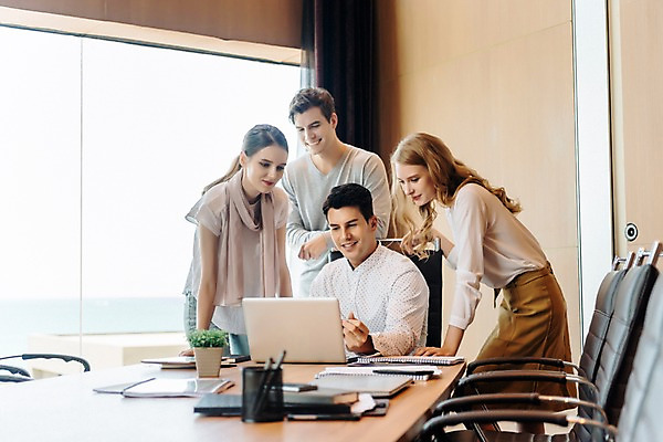 포토 JPG 서양인 응시 여자 남자 의자 회사 창문 회의 직장 실내 서기 미소 앉기 여러명 상반신 20대 성인 앞모습 옆모습 아웃포커스 비즈니스라이프 노트북 직장인 비즈니스맨 비즈니스우먼 책상 동료 회의실 성인만 국내포토 외국인 직업 라이프스타일 시선 뷰포인트 가구 다수 비즈니스 관계 모션 촬영기법 표정 사람 청년 내부 전자제품 파일형식