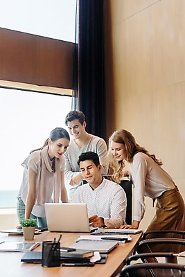 포토 JPG 서양인 응시 여자 남자 의자 회사 회의 직장 실내 서기 미소 앉기 여러명 상반신 20대 성인 앞모습 옆모습 아웃포커스 비즈니스라이프 노트북 직장인 비즈니스맨 비즈니스우먼 책상 동료 회의실 성인만 국내포토 외국인 직업 라이프스타일 시선 뷰포인트 가구 다수 비즈니스 관계 모션 촬영기법 표정 사람 청년 내부 전자제품 파일형식