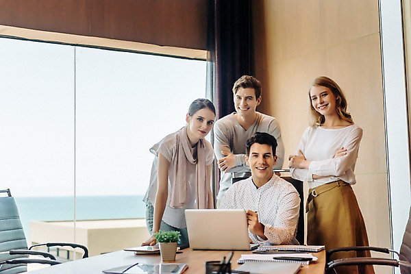 포토 JPG 서양인 여자 남자 의자 회사 창문 회의 직장 실내 서기 미소 앉기 여러명 상반신 20대 성인 앞모습 아웃포커스 비즈니스라이프 노트북 팔짱 직장인 비즈니스맨 비즈니스우먼 책상 동료 회의실 문서 성인만 국내포토 외국인 직업 라이프스타일 뷰포인트 가구 다수 비즈니스 관계 모션 촬영기법 표정 사람 청년 내부 전자제품 파일형식