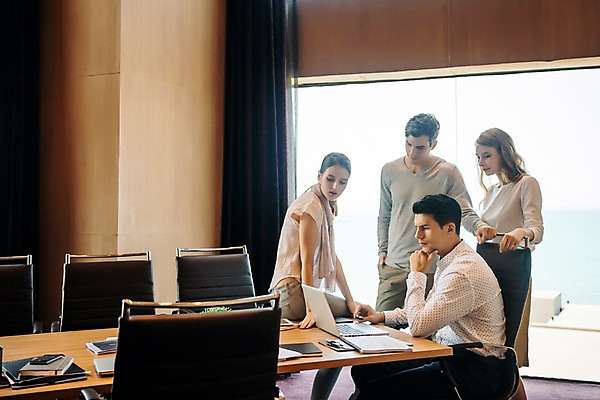 포토 JPG 서양인 응시 여자 남자 의자 회사 회의 직장 실내 서기 앉기 여러명 상반신 20대 성인 앞모습 옆모습 아웃포커스 비즈니스라이프 노트북 직장인 비즈니스맨 비즈니스우먼 책상 동료 회의실 성인만 국내포토 외국인 직업 라이프스타일 시선 뷰포인트 가구 다수 비즈니스 관계 모션 촬영기법 사람 청년 내부 전자제품 파일형식