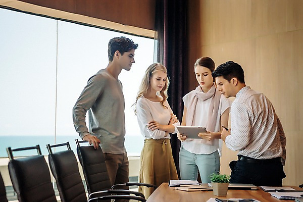 포토 JPG 서양인 응시 여자 남자 의자 회사 회의 직장 실내 서기 들기 여러명 상반신 20대 성인 옆모습 아웃포커스 비즈니스라이프 태블릿 팔짱 직장인 비즈니스맨 비즈니스우먼 책상 동료 회의실 문서 성인만 국내포토 외국인 직업 라이프스타일 시선 뷰포인트 가구 다수 비즈니스 관계 모션 촬영기법 사람 청년 내부 전자제품 스마트기기 파일형식