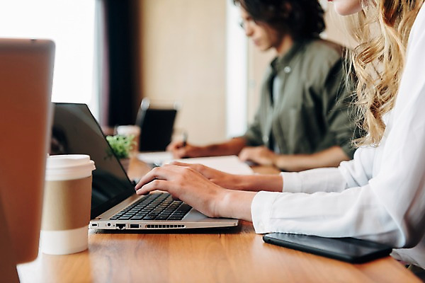 포토 JPG 서양인 응시 여자 남자 회의 실내 앉기 상반신 20대 성인 두명 옆모습 아웃포커스 노트북 업무 커피잔 책상 동료 회의실 검색 문서 성인만 국내포토 외국인 시선 커피 뷰포인트 가구 비즈니스 관계 모션 잔 촬영기법 사람 청년 내부 전자제품 작업 파일형식