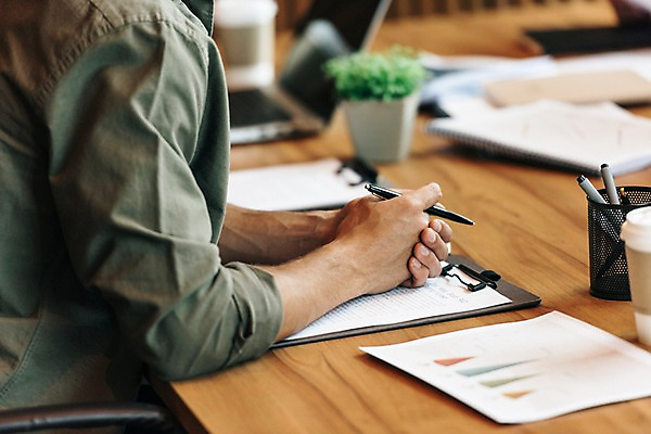 포토 JPG 서양인 남자 의자 회의 실내 한명 들기 앉기 상반신 20대 성인 옆모습 아웃포커스 펜 자료 책상 회의실 문서 서류판 성인남자한명만 국내포토 외국인 1 뷰포인트 가구 비즈니스 모션 촬영기법 사람 청년 내부 필기구 사무용품 남자한명만 성인남자만 파일형식