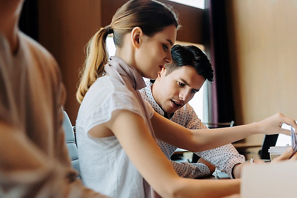 포토 JPG 서양인 응시 여자 남자 회사 회의 직장 실내 앉기 상반신 20대 성인 옆모습 아웃포커스 세명 비즈니스라이프 직장인 비즈니스맨 비즈니스우먼 동료 회의실 성인만 국내포토 외국인 직업 라이프스타일 시선 뷰포인트 비즈니스 관계 모션 촬영기법 사람 청년 내부 파일형식