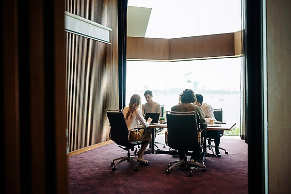 포토 JPG 전신 서양인 응시 여자 남자 의자 회사 회의 직장 실내 앉기 여러명 20대 성인 앞모습 뒷모습 아웃포커스 비즈니스라이프 직장인 비즈니스맨 비즈니스우먼 책상 동료 회의실 문서 성인만 국내포토 외국인 직업 라이프스타일 시선 뷰포인트 가구 다수 비즈니스 관계 모션 촬영기법 사람 청년 내부 파일형식