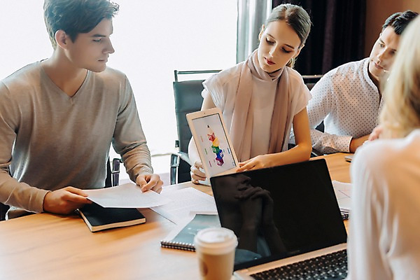 포토 JPG 서양인 응시 여자 남자 의자 회사 회의 직장 실내 앉기 여러명 상반신 20대 성인 앞모습 뒷모습 아웃포커스 비즈니스라이프 노트북 태블릿 직장인 비즈니스맨 비즈니스우먼 책상 동료 회의실 문서 성인만 국내포토 외국인 직업 라이프스타일 시선 뷰포인트 가구 다수 비즈니스 관계 모션 촬영기법 사람 청년 내부 전자제품 스마트기기 파일형식