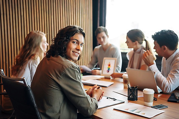 포토 JPG 서양인 응시 여자 남자 의자 회사 회의 직장 실내 미소 앉기 여러명 상반신 20대 성인 앞모습 옆모습 아웃포커스 비즈니스라이프 노트북 태블릿 직장인 비즈니스맨 비즈니스우먼 책상 동료 회의실 문서 성인만 국내포토 외국인 직업 라이프스타일 시선 뷰포인트 가구 다수 비즈니스 관계 모션 촬영기법 표정 사람 청년 내부 전자제품 스마트기기 파일형식