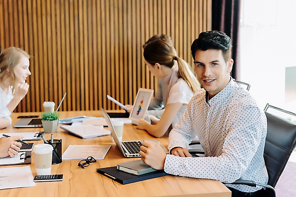 포토 JPG 서양인 응시 여자 남자 의자 회사 회의 직장 실내 앉기 상반신 20대 성인 옆모습 아웃포커스 세명 비즈니스라이프 노트북 태블릿 직장인 비즈니스맨 비즈니스우먼 책상 동료 회의실 문서 성인만 국내포토 외국인 직업 라이프스타일 시선 뷰포인트 가구 비즈니스 관계 모션 촬영기법 사람 청년 내부 전자제품 스마트기기 파일형식