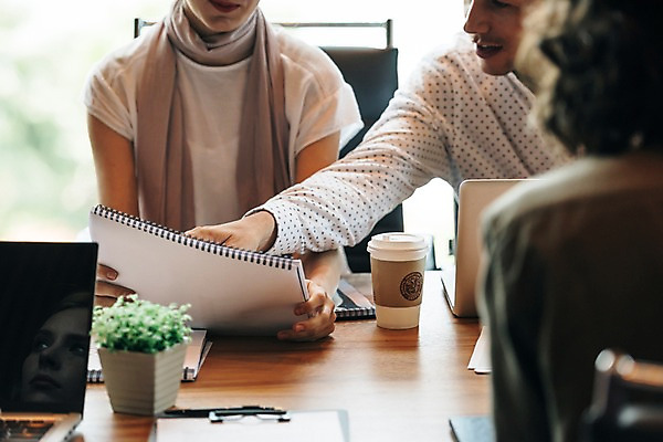 포토 JPG 서양인 응시 여자 남자 화분 회사 회의 직장 실내 설명 앉기 상반신 20대 성인 앞모습 뒷모습 아웃포커스 세명 비즈니스라이프 가리킴 직장인 비즈니스맨 비즈니스우먼 커피잔 책상 동료 회의실 문서 성인만 국내포토 외국인 직업 라이프스타일 시선 커피 뷰포인트 가구 비즈니스 관계 모션 잔 촬영기법 사람 손짓 청년 내부 파일형식