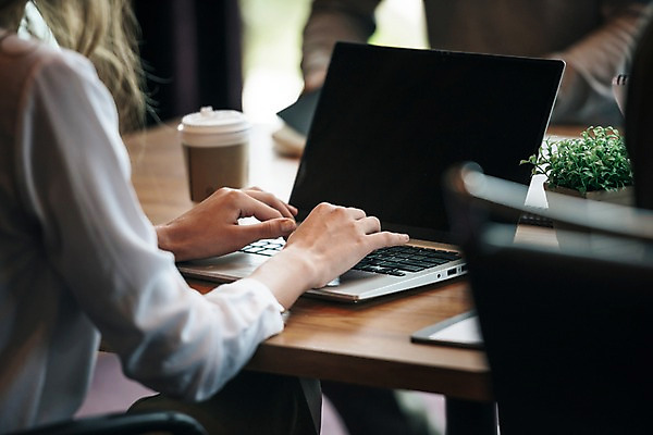 포토 JPG 서양인 여자 남자 회사 회의 직장 실내 앉기 상반신 20대 성인 두명 옆모습 아웃포커스 비즈니스라이프 노트북 업무 직장인 비즈니스맨 책상 회의실 검색 성인만 국내포토 외국인 직업 라이프스타일 뷰포인트 가구 비즈니스 모션 촬영기법 사람 청년 내부 전자제품 작업 파일형식