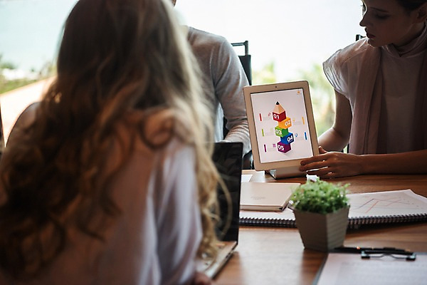 포토 JPG 서양인 응시 여자 남자 회사 회의 직장 실내 들기 앉기 상반신 20대 성인 앞모습 뒷모습 아웃포커스 세명 비즈니스라이프 태블릿 직장인 비즈니스맨 비즈니스우먼 책상 동료 회의실 문서 성인만 국내포토 외국인 직업 라이프스타일 시선 뷰포인트 가구 비즈니스 관계 모션 촬영기법 사람 청년 내부 전자제품 스마트기기 파일형식