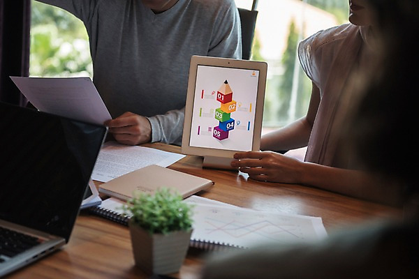 포토 JPG 서양인 여자 남자 회사 회의 직장 실내 앉기 상반신 20대 성인 두명 앞모습 아웃포커스 비즈니스라이프 태블릿 직장인 비즈니스맨 비즈니스우먼 책상 동료 회의실 문서 성인만 국내포토 외국인 직업 라이프스타일 뷰포인트 가구 비즈니스 관계 모션 촬영기법 사람 청년 내부 전자제품 스마트기기 파일형식