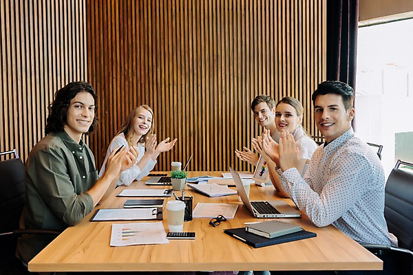 포토 JPG 서양인 응시 여자 남자 의자 회사 회의 직장 실내 앉기 여러명 상반신 20대 성인 옆모습 아웃포커스 비즈니스라이프 노트북 직장인 비즈니스맨 비즈니스우먼 커피잔 박수 책상 동료 회의실 문서 성인만 국내포토 외국인 직업 라이프스타일 시선 커피 뷰포인트 가구 다수 비즈니스 관계 모션 잔 촬영기법 사람 손짓 청년 내부 전자제품 파일형식