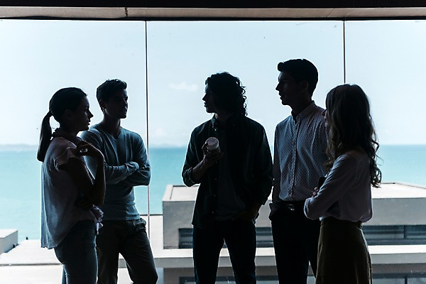 포토 JPG 서양인 응시 여자 남자 실루엣 회사 창문 실내 서기 여러명 상반신 20대 성인 앞모습 옆모습 비즈니스라이프 직장인 비즈니스맨 비즈니스우먼 동료 성인만 국내포토 외국인 직업 라이프스타일 시선 뷰포인트 다수 비즈니스 관계 모션 촬영기법 사람 청년 내부 파일형식