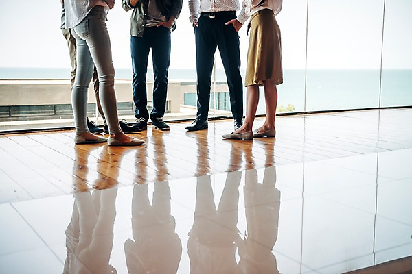 포토 JPG 서양인 여자 남자 회사 창문 실내 대화 서기 여러명 20대 성인 아웃포커스 비즈니스라이프 하반신 직장인 비즈니스맨 비즈니스우먼 동료 성인만 국내포토 외국인 직업 라이프스타일 다수 비즈니스 관계 모션 촬영기법 말하기 사람 청년 내부 파일형식