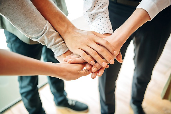 포토 JPG 서양인 여자 남자 회사 실내 서기 여러명 20대 성인 아웃포커스 비즈니스라이프 직장인 비즈니스맨 비즈니스우먼 동료 하이파이브 손모으기 성인만 국내포토 외국인 직업 라이프스타일 다수 비즈니스 관계 모션 촬영기법 사람 손짓 청년 내부 파일형식