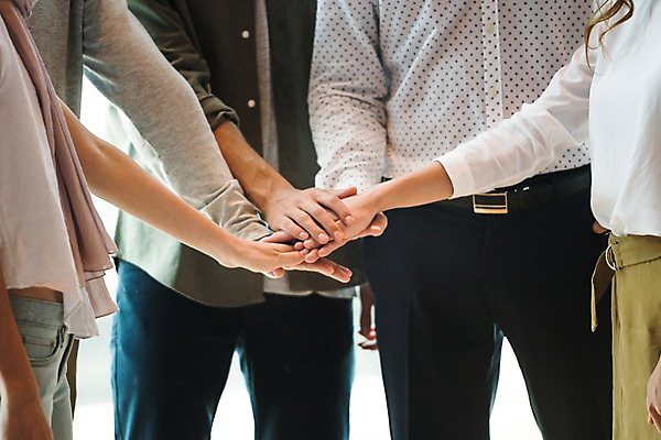 포토 JPG 서양인 여자 남자 회사 실내 서기 여러명 상반신 20대 성인 앞모습 옆모습 아웃포커스 비즈니스라이프 파이팅 직장인 비즈니스맨 비즈니스우먼 동료 손모으기 성인만 국내포토 외국인 직업 라이프스타일 뷰포인트 다수 비즈니스 관계 모션 촬영기법 사람 손짓 청년 내부 파일형식