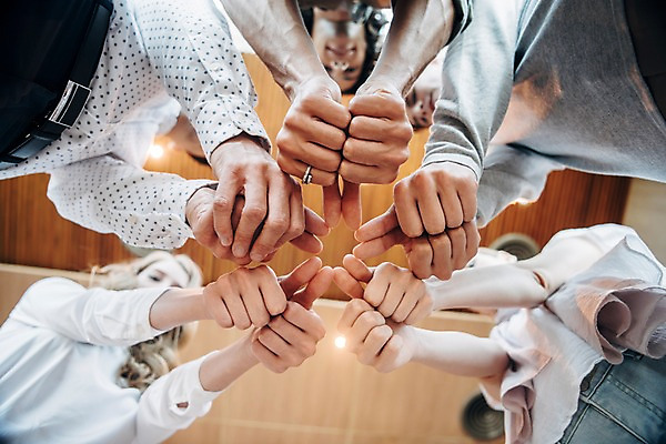 포토 JPG 서양인 여자 남자 로우앵글 회사 협력 실내 서기 여러명 상반신 20대 성인 아웃포커스 비즈니스라이프 게임 직장인 비즈니스맨 비즈니스우먼 동료 손모으기 성인만 국내포토 외국인 직업 라이프스타일 뷰포인트 다수 비즈니스 관계 모션 놀이 촬영기법 사람 손짓 청년 내부 파일형식