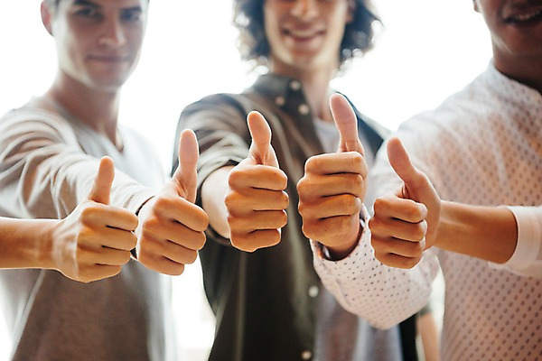 포토 JPG 서양인 손 여자 남자 회사 협력 실내 서기 미소 여러명 상반신 20대 성인 앞모습 아웃포커스 신체부위 비즈니스라이프 최고 직장인 비즈니스맨 비즈니스우먼 동료 성인만 국내포토 외국인 직업 라이프스타일 뷰포인트 다수 비즈니스 관계 모션 촬영기법 표정 사람 청년 내부 파일형식