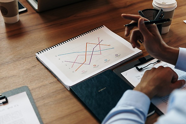 포토 JPG 서양인 손 남자 회의 그래프 실내 한명 들기 앉기 상반신 20대 성인 아웃포커스 신체부위 펜 자료 책상 회의실 문서 성인남자한명만 국내포토 외국인 1 가구 비즈니스 모션 촬영기법 사람 청년 내부 필기구 남자한명만 성인남자만 파일형식