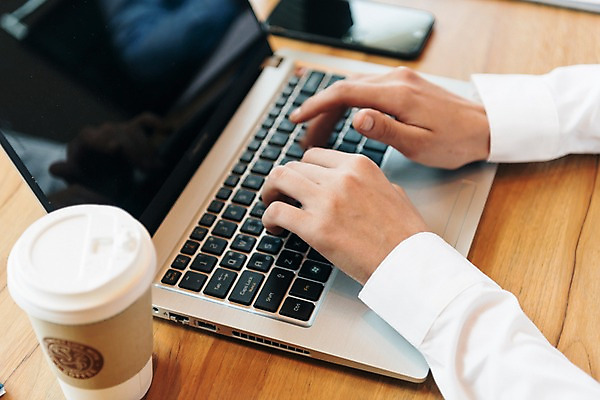 포토 JPG 서양인 손 남자 회의 실내 한명 앉기 상반신 20대 성인 아웃포커스 신체부위 노트북 커피잔 책상 회의실 성인남자한명만 국내포토 외국인 1 커피 가구 비즈니스 모션 잔 촬영기법 사람 청년 내부 전자제품 남자한명만 성인남자만 파일형식