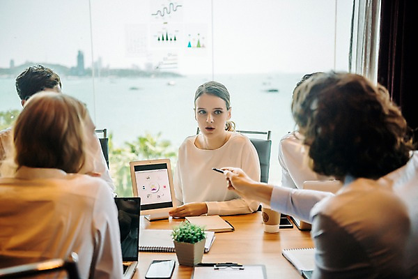 포토 JPG 서양인 응시 여자 남자 회사 회의 직장 실내 앉기 여러명 상반신 20대 성인 앞모습 뒷모습 아웃포커스 비즈니스라이프 태블릿 가리킴 직장인 비즈니스맨 비즈니스우먼 책상 동료 회의실 문서 성인만 국내포토 외국인 직업 라이프스타일 시선 뷰포인트 가구 다수 비즈니스 관계 모션 촬영기법 사람 손짓 청년 내부 전자제품 스마트기기 파일형식