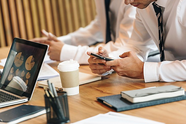 포토 JPG 서양인 응시 남자 회사 회의 직장 실내 들기 앉기 손짓 상반신 20대 성인 두명 옆모습 아웃포커스 비즈니스라이프 노트북 스마트폰 직장인 비즈니스맨 책상 동료 회의실 검색 성인남자만 국내포토 외국인 직업 라이프스타일 시선 뷰포인트 가구 비즈니스 관계 모션 촬영기법 사람 청년 내부 전자제품 핸드폰 스마트기기 남자만 성인만 파일형식