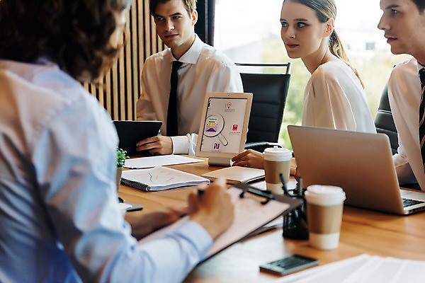 포토 JPG 서양인 응시 여자 남자 의자 회사 회의 직장 실내 앉기 여러명 상반신 20대 성인 앞모습 옆모습 뒷모습 아웃포커스 비즈니스라이프 노트북 태블릿 직장인 비즈니스맨 비즈니스우먼 책상 동료 회의실 문서 성인만 국내포토 외국인 직업 라이프스타일 시선 뷰포인트 가구 다수 비즈니스 관계 모션 촬영기법 사람 청년 내부 전자제품 스마트기기 파일형식