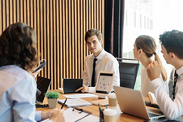 포토 JPG 서양인 응시 여자 남자 회사 회의 직장 실내 앉기 여러명 상반신 20대 성인 옆모습 아웃포커스 비즈니스라이프 노트북 태블릿 직장인 비즈니스맨 비즈니스우먼 책상 동료 회의실 문서 성인만 국내포토 외국인 직업 라이프스타일 시선 뷰포인트 가구 다수 비즈니스 관계 모션 촬영기법 사람 청년 내부 전자제품 스마트기기 파일형식