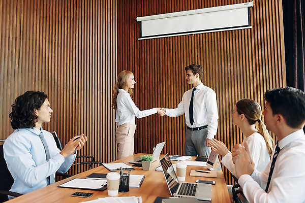 포토 JPG 서양인 응시 여자 남자 의자 회사 회의 악수 직장 실내 서기 미소 앉기 여러명 상반신 20대 성인 옆모습 아웃포커스 비즈니스라이프 노트북 직장인 비즈니스맨 비즈니스우먼 박수 책상 동료 회의실 문서 성인만 국내포토 외국인 직업 라이프스타일 시선 뷰포인트 가구 다수 비즈니스 관계 모션 촬영기법 표정 사람 손짓 청년 내부 전자제품 파일형식