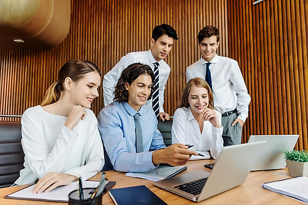 포토 JPG 서양인 응시 여자 남자 의자 회사 회의 직장 실내 서기 미소 앉기 여러명 상반신 20대 성인 앞모습 옆모습 아웃포커스 비즈니스라이프 노트북 자료 직장인 비즈니스맨 비즈니스우먼 책상 동료 회의실 성인만 국내포토 외국인 직업 라이프스타일 시선 뷰포인트 가구 다수 비즈니스 관계 모션 촬영기법 표정 사람 청년 내부 전자제품 파일형식