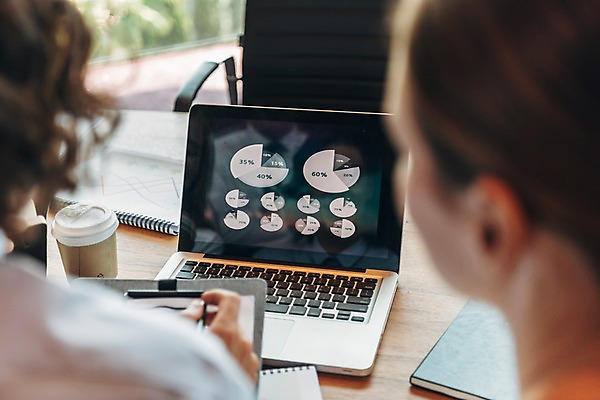 포토 JPG 서양인 응시 여자 남자 회의 그래프 실내 앉기 상반신 20대 성인 두명 뒷모습 아웃포커스 노트북 책상 동료 회의실 성인만 국내포토 외국인 시선 뷰포인트 가구 비즈니스 관계 모션 촬영기법 사람 청년 내부 전자제품 파일형식