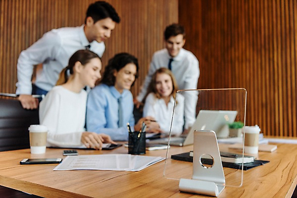 포토 JPG 서양인 응시 여자 남자 회사 회의 직장 실내 서기 앉기 여러명 상반신 20대 성인 앞모습 옆모습 아웃포커스 비즈니스라이프 노트북 자료 직장인 비즈니스맨 비즈니스우먼 커피잔 책상 동료 회의실 문서 아크릴 성인만 국내포토 외국인 직업 라이프스타일 시선 커피 뷰포인트 가구 다수 비즈니스 관계 모션 재질 잔 촬영기법 사람 청년 내부 전자제품 파일형식