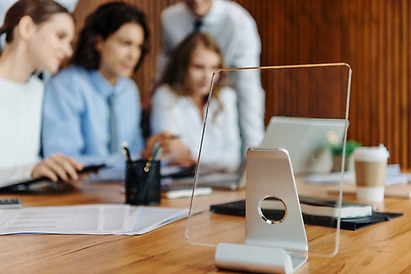 포토 JPG 서양인 응시 여자 남자 회사 회의 직장 실내 서기 앉기 여러명 상반신 20대 성인 앞모습 옆모습 아웃포커스 비즈니스라이프 노트북 자료 직장인 비즈니스맨 비즈니스우먼 커피잔 책상 동료 회의실 문서 아크릴 성인만 국내포토 외국인 직업 라이프스타일 시선 커피 뷰포인트 가구 다수 비즈니스 관계 모션 재질 잔 촬영기법 사람 청년 내부 전자제품 파일형식