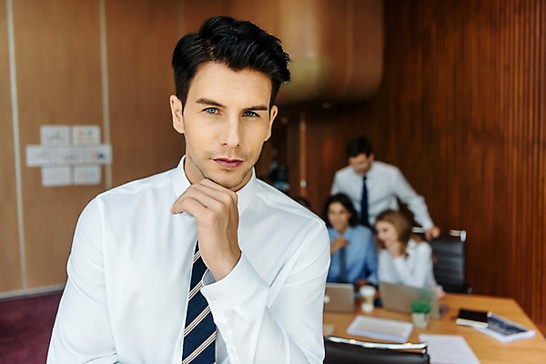 포토 JPG 서양인 응시 여자 남자 회사 직장 실내 서기 앉기 여러명 상반신 20대 성인 앞모습 아웃포커스 비즈니스라이프 턱괴기 직장인 비즈니스맨 비즈니스우먼 책상 동료 회의실 리더 성인만 팀장 국내포토 외국인 직업 라이프스타일 시선 뷰포인트 가구 다수 비즈니스 관계 모션 촬영기법 사람 청년 내부 파일형식